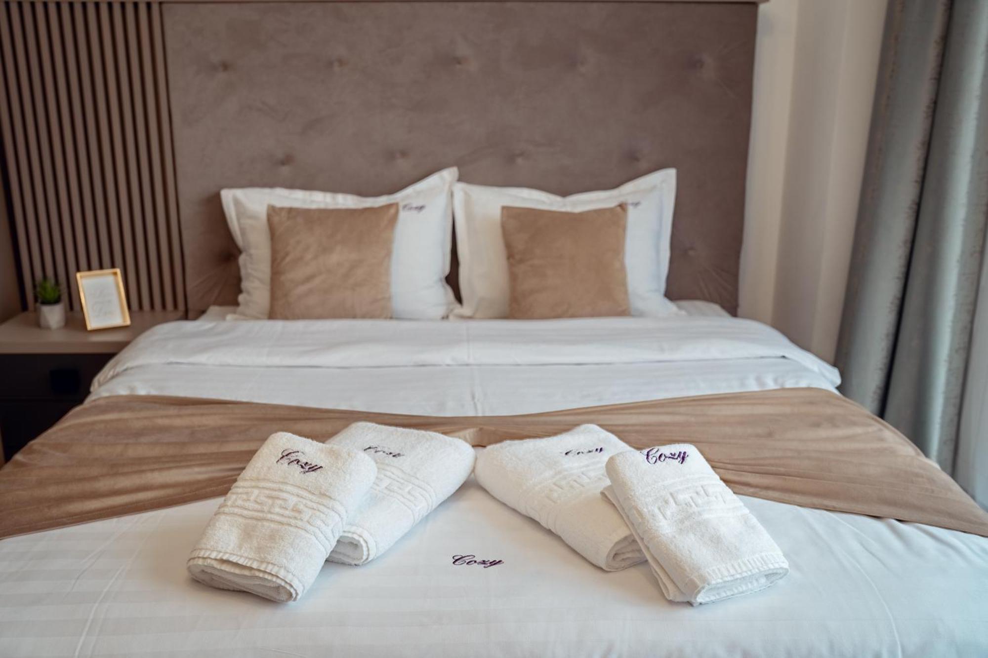 Cozy Aparthotel - Ultracentral Luxury Apartments Яш Екстериор снимка